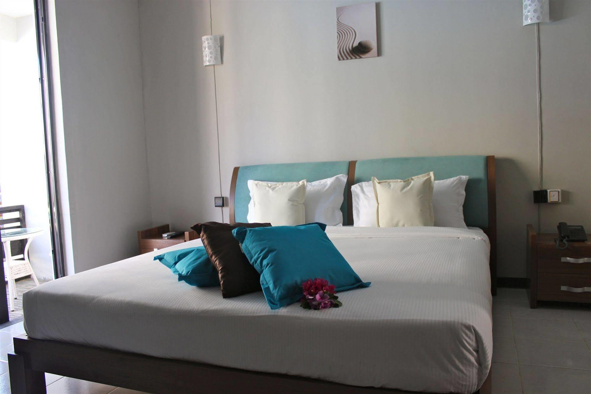 West Palm Inn Flic en Flac Ngoại thất bức ảnh