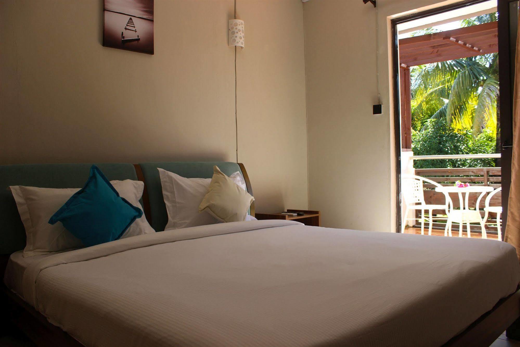 West Palm Inn Flic en Flac Ngoại thất bức ảnh
