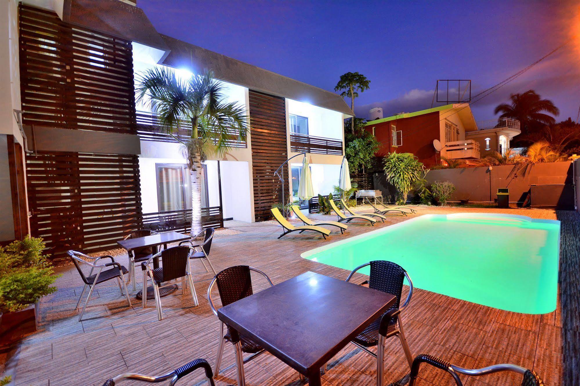 West Palm Inn Flic en Flac Ngoại thất bức ảnh