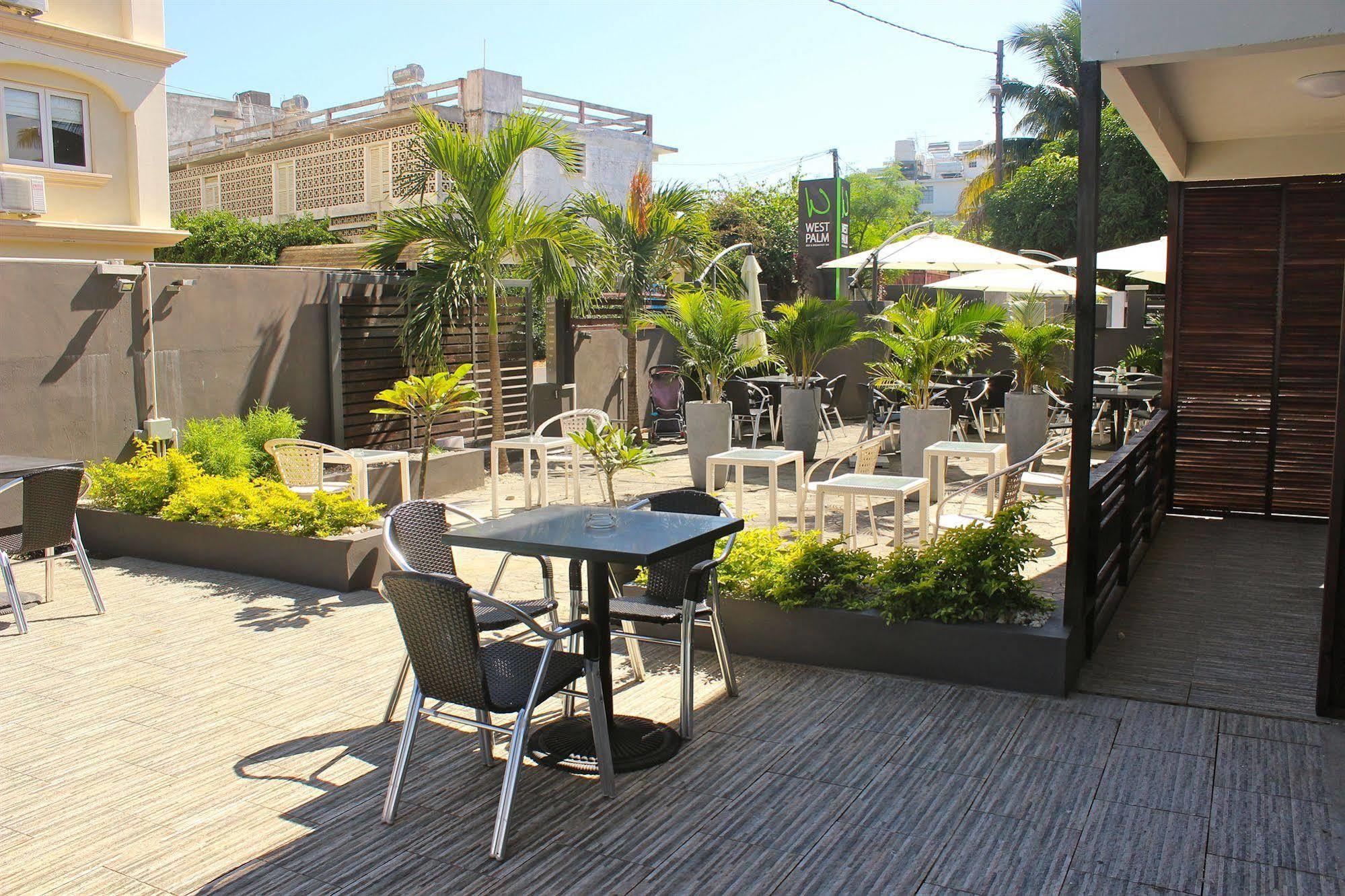 West Palm Inn Flic en Flac Ngoại thất bức ảnh