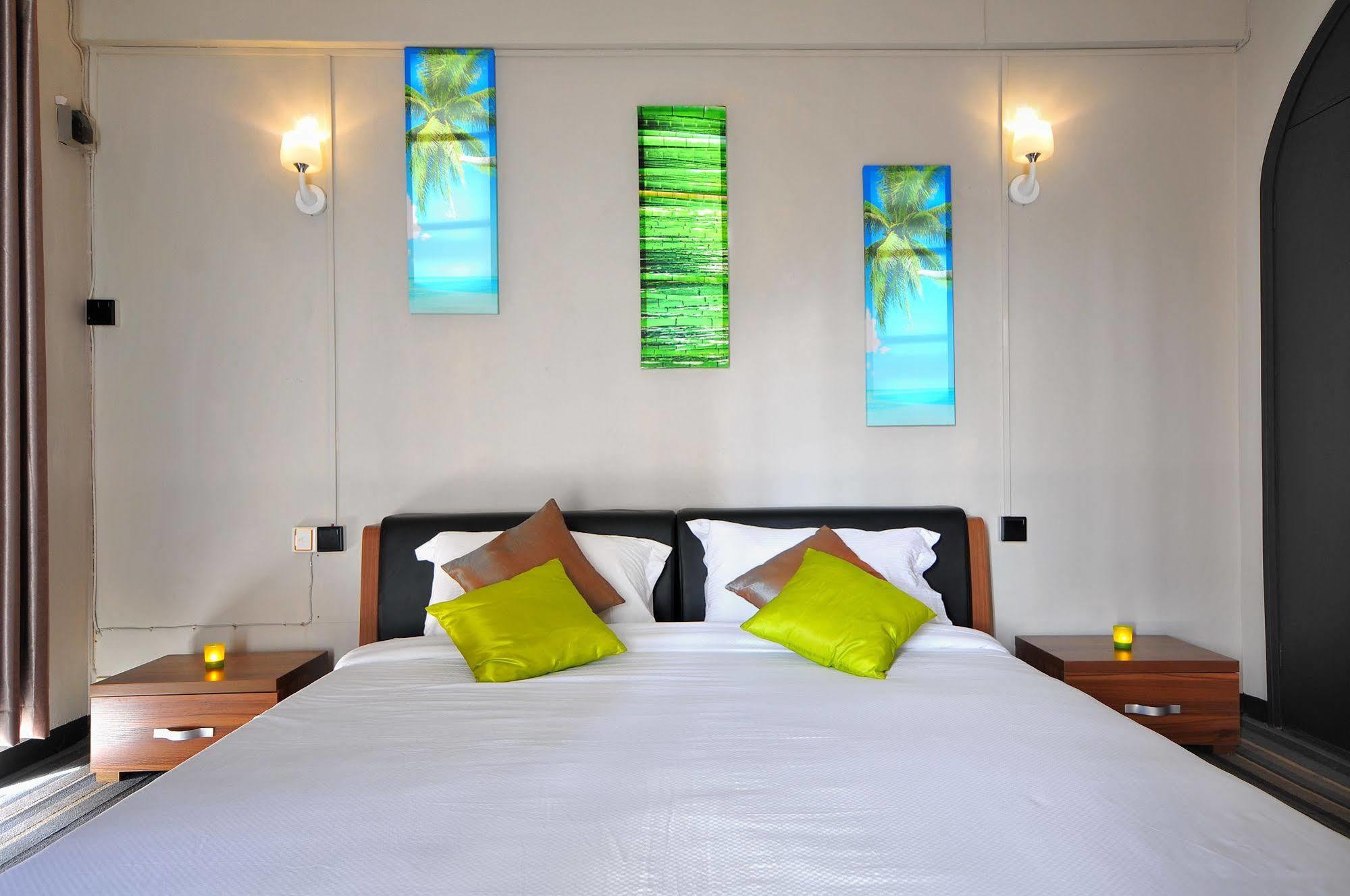 West Palm Inn Flic en Flac Ngoại thất bức ảnh